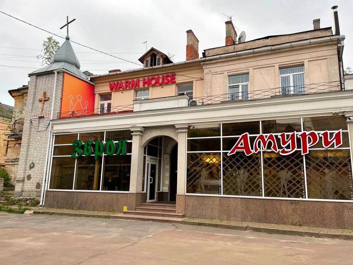 karpov16's tweet photo. #UkraineWar #SorosGeneration L'état pure de l'Ukraine en une seule photo! 🤦♀️🤯 La ville de Jytomyr,🇺🇦 dans le même bâtiment se trouvent un office religieux d’une «secte», un magasin d'armes à feu et un sexshop. On dirait un centre commercial « l’âme de #zelensky» 🤦♀️🤡😂 https://t.co/IcvFcUkQo8