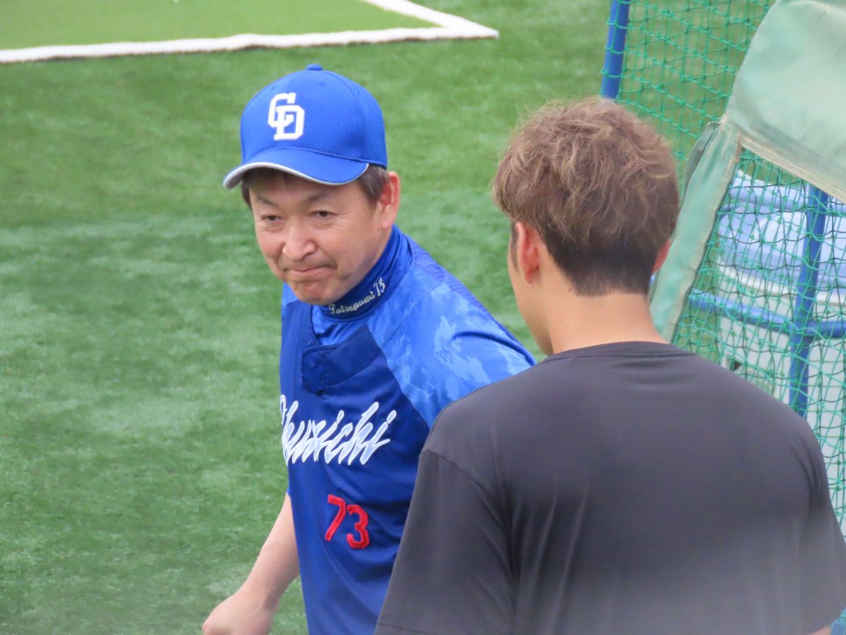 【DeNAvs中日】
京田陽太選手が立浪和義監督に挨拶。
笑顔で会話しています。
#ショウアップナイター写真館