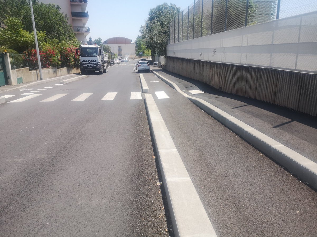 Stephou_mtp's tweet photo. Les jours se suivent et se ressemblent devant le collège Fontcarrade, rien n'est fait pour l'instant pour sécuriser la piste cyclable créée il y a si peu de temps. @LaurentNison @CoteMontpel https://t.co/B4Y9aCaQnH