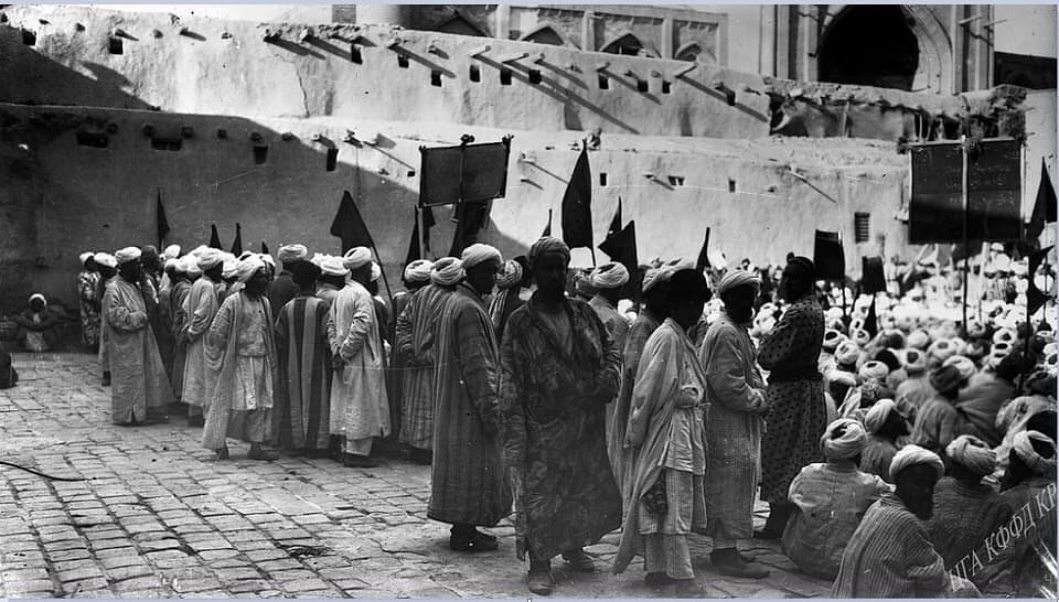 Фотография из фондов Центрального государственного архива кинофотофонодокументов КР.  На фото запечатлена демонстрация трудящихся Туркестана. Туркестан, 1919г.