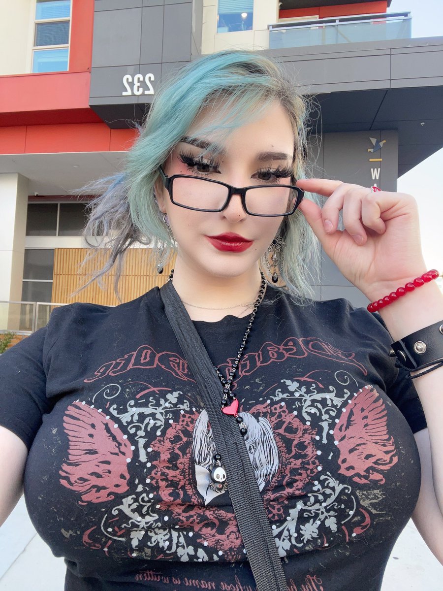 lilgothgirlamy's tweet photo. new to #nsfwtwtًً  ( be kind )

- 19
- she/her + goth
- pans + switch &amp; shy
- soft/hard kinks
- mainly posting audios

💖 + 🔄 if you want moots ! https://t.co/ciADNqxcmx