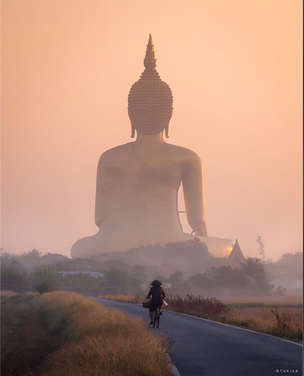 go2Thailand's tweet photo. วัดสวยใกล้กรุงเทพฯ ขอแนะนำที่นี่ วัดม่วง จ.อ่างทอง ชมความอลังการของหลวงพ่อใหญ่ พระพุทธรูปสีทองสูงเท่าตึก32 ชั้น ตั้งอยู่ท่ามกลางความสงบเงียบ สัมผัสได้ถึงมนต์ขลัง

ขอขอบคุณภาพจากIG : takiab

#AmazingThailand https://t.co/GfN6EDTJwj