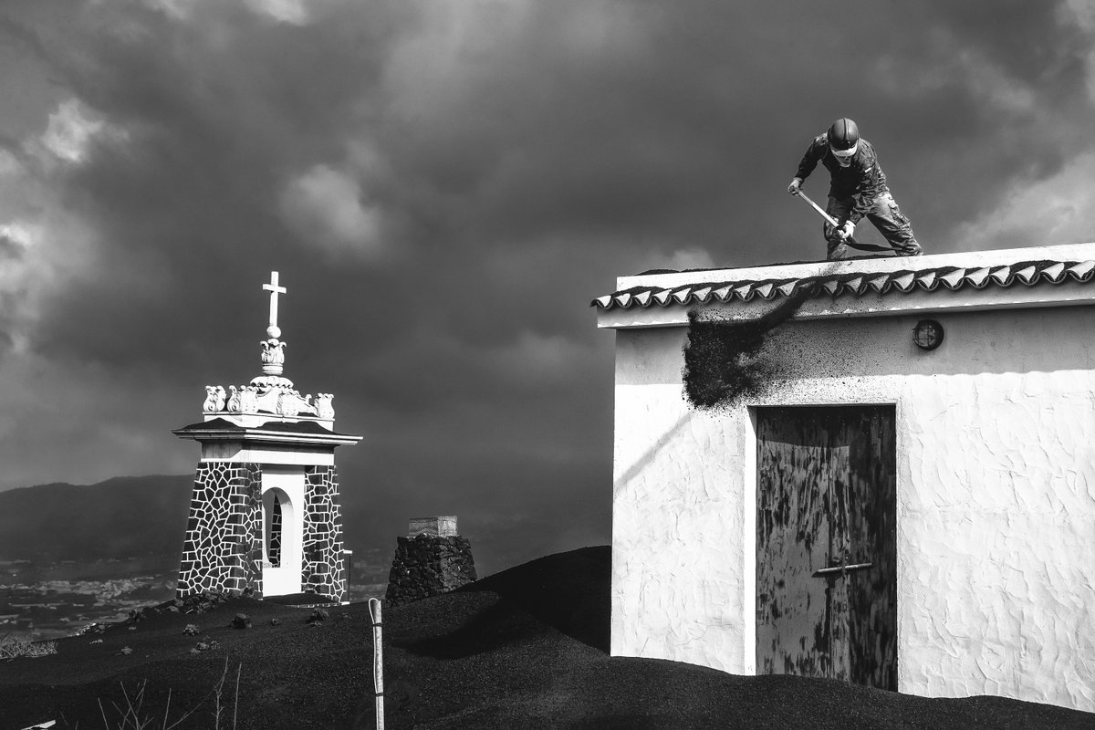 #BuenosDías 
Ayer se entregaron los #PremiosEjército 2023. 
'Alma y Ceniza', de Juan Martínez Rivas, se llevó el galardón a la mejor serie de fotografías. Sus imágenes en blanco y negro reflejan la labor del 🪖 @EjercitoTierra en la #ErupciónLaPalma ayudando a la población.