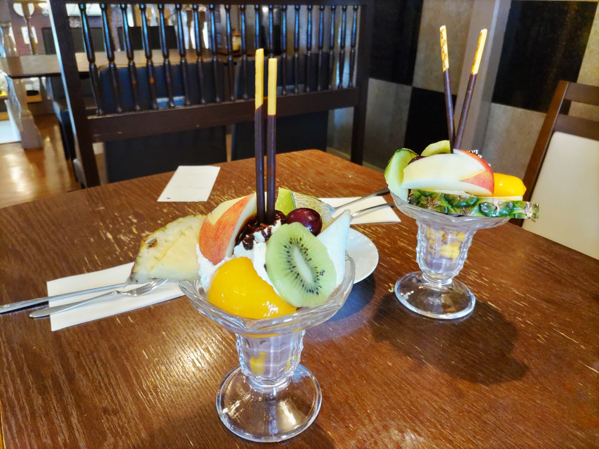 unagi596's tweet photo. チョコレートパフェを頼んだらフルーツ山盛りだった
#喫茶店 #カフェ巡り #パフェ #スイーツ https://t.co/Tyf2jugsXq
