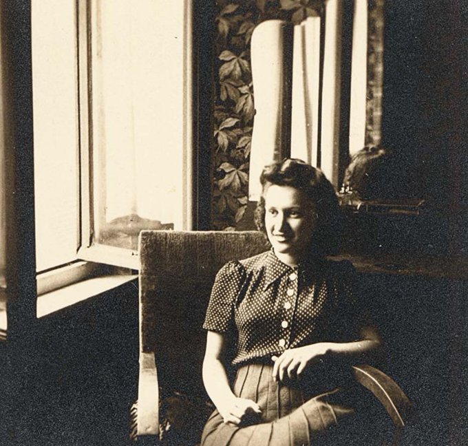 AuschwitzMuseum's tweet photo. 30 June 1924 | An Austrian Jewish woman, Sidonie Zwikel, was born in Vienna. She emigrated to Belgium.

In October 1942 she was deported to #Auschwitz. She did not survive. https://t.co/jGLBIBHT5w