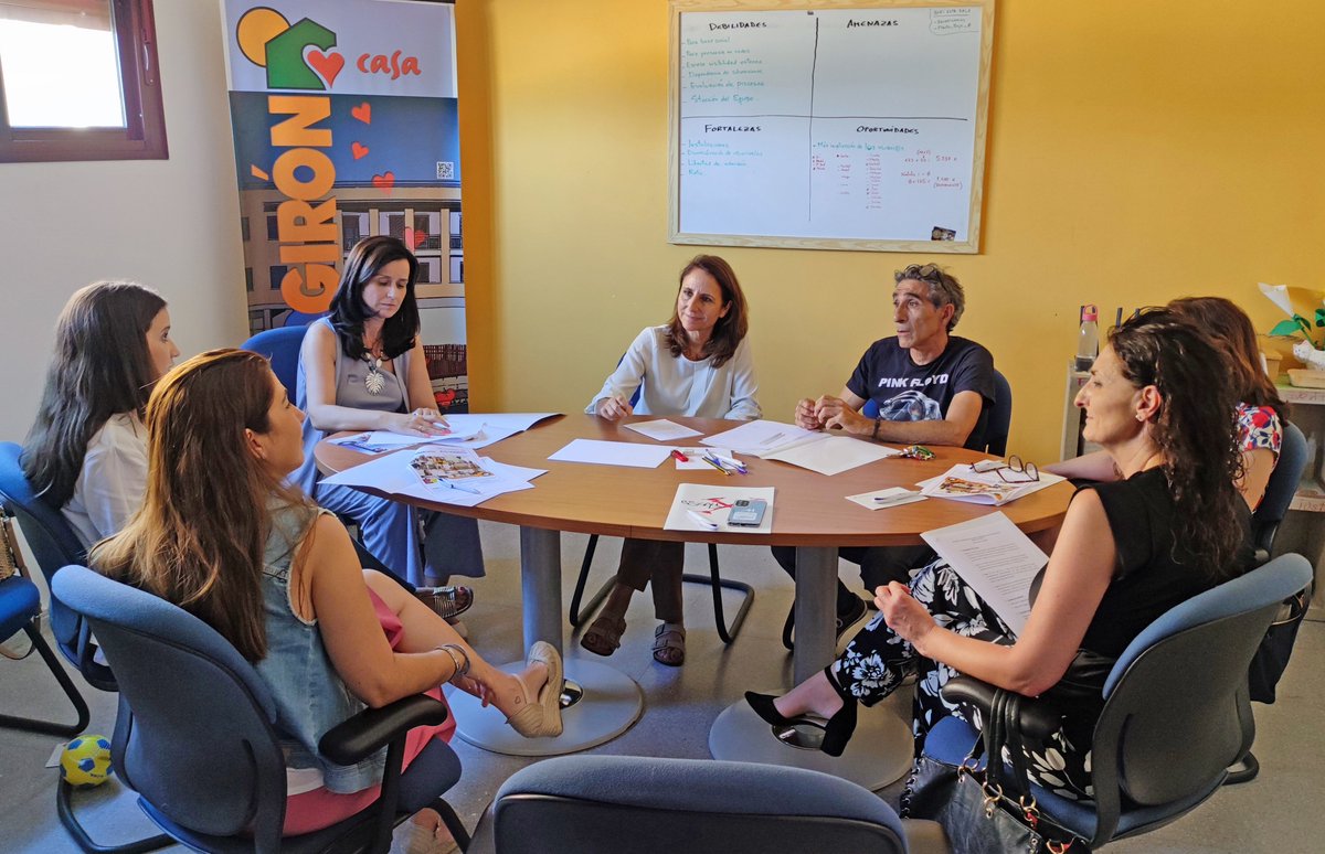 Ayer nos reunimos con Concha Salas, presidenta de la Casa Paco Girón y diferentes miembros de este espacio de convivencia, entendimiento mutuo y de comprensión de diferentes culturas. Comienza el programa "Alojamiento con Corazón ❤️" 23-24. Ven a conocer tu casa.