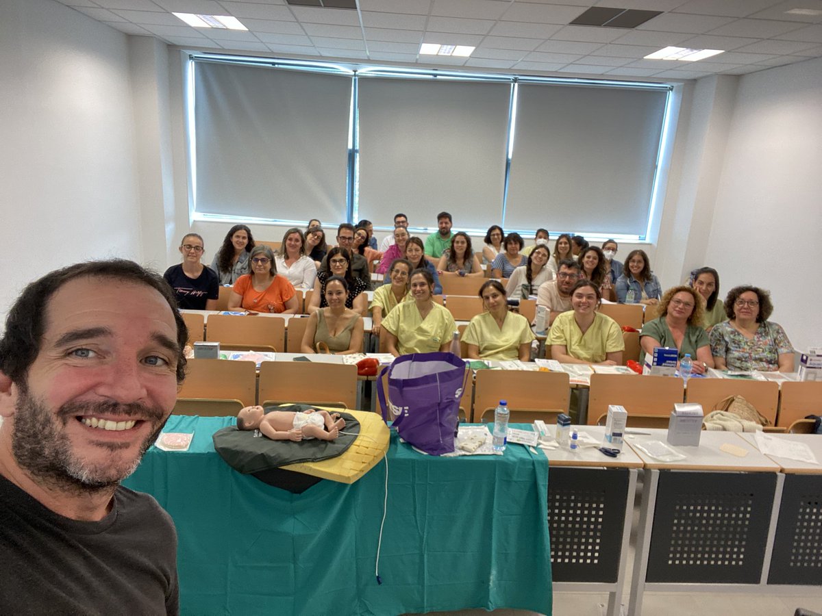 mactub7's tweet photo. Lleno absoluto en los dos talleres de cuidados de la piel en pediatría y neonatología. Hubieron dos equipos ganadores del concurso de valoración de LCRD. Y cuál fue su premio? Mirar qué sostienen en la mano. Gracias #UlcerasFora @ACIS_sergas por priorizar a los más peques. https://t.co/cNUkz5KS2V