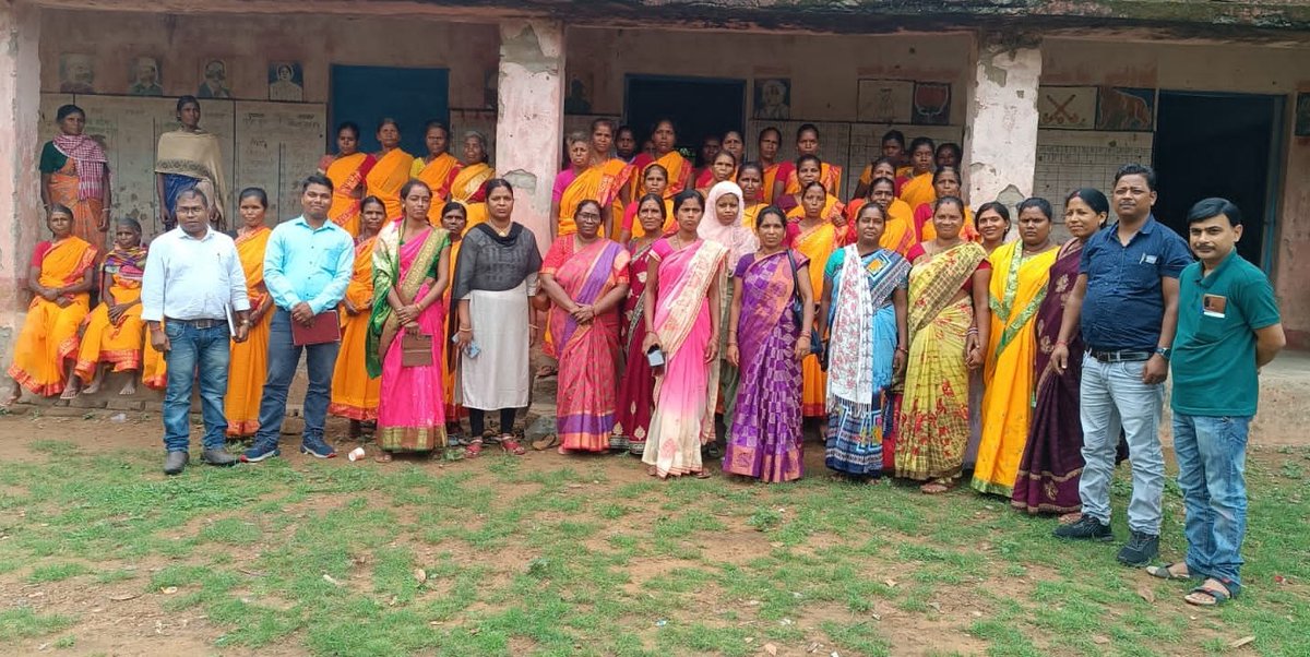 A group of 20 members consisting of CLF SAC, G-CRP & #JSLPS, Latehar  visited #Garima_Kendra situated in Chainpur of Gumla district. During  visit they attended meeting of Badlav Manch & advisory committee chaired by BDO to understand the convergence with local administration.