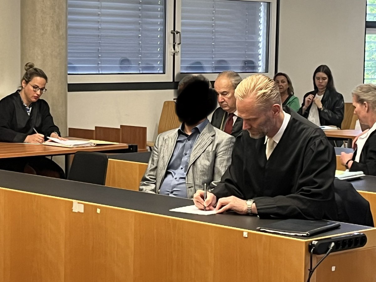 Urteil im Hepatitis-Prozess vor dem Landgericht Augsburg:  Zwei Jahre Freiheitsstrafe auf Bewährung für ehemaligen Narkosearzt. Der damals süchtige Mediziner hatte bei Operationen Schmerzmittel für sich abgezweigt - dabei 51 Patienten mit Hepatitis C infiziert. <a href="/BR24/">BR24</a>