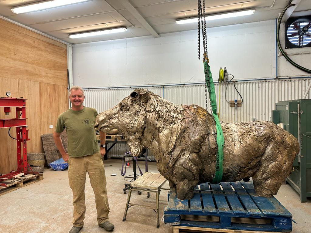 Moose 2023 in the process of being cast the foundry 

hamishmackie.com/sculptures/moo…

#moose #mooseart #foundry #lostwaxcasting #bronzecasting #sculpture #artwork #statue #landscapeart #gardenart #gardensculpture #gardenstatue #outdoorart #outdoorsculpture #artcollector #artcommission