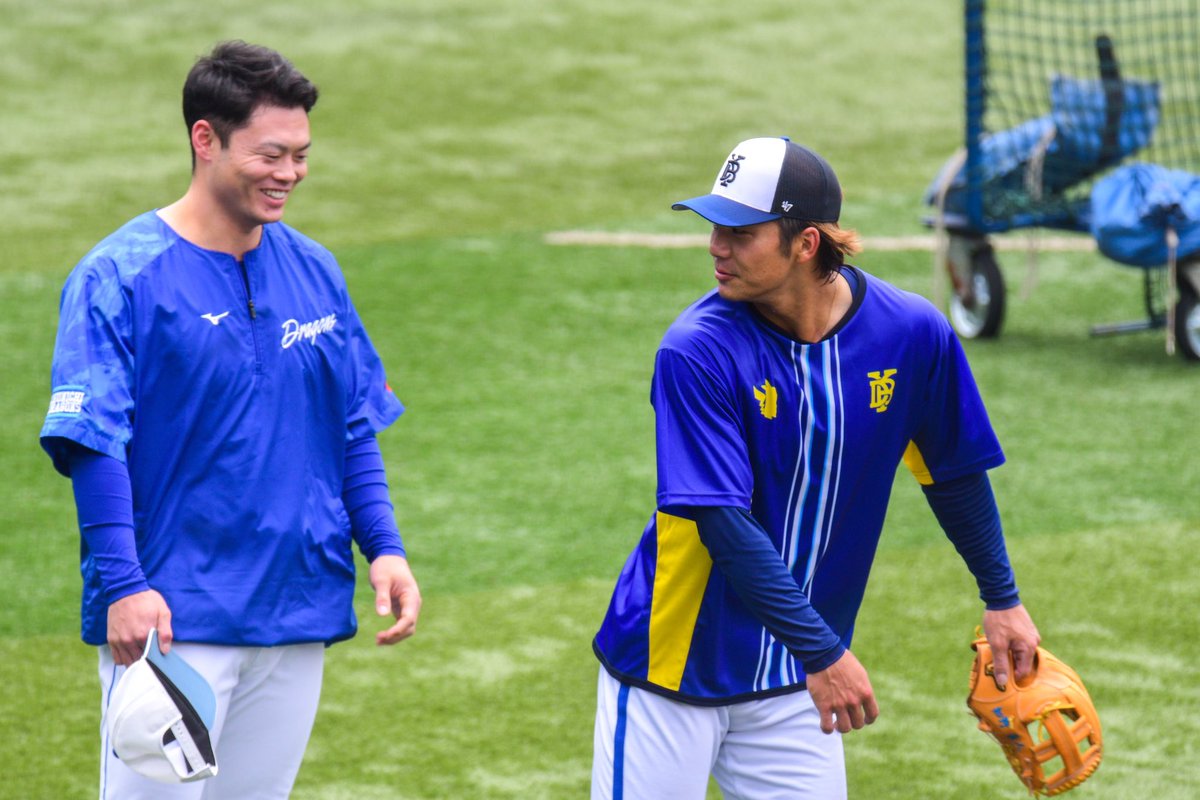 2023年6月30日(金)

#知野直人 選手が #細川成也 選手に、ピカチュウの尻尾を見せつけていました！

 #baystars #ショウアップナイター写真館