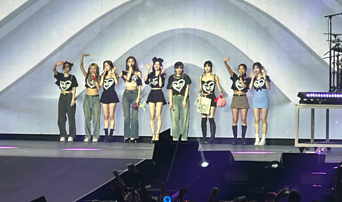CuteTzu_'s tweet photo. I feel so honored to have seen Twice again. Nothing compares to experiencing their performances live. I love them all. They are incredibly talented and deserve the world ❤️#READYTOBE_IN_CHICAGO https://t.co/MndpmZ3oJt