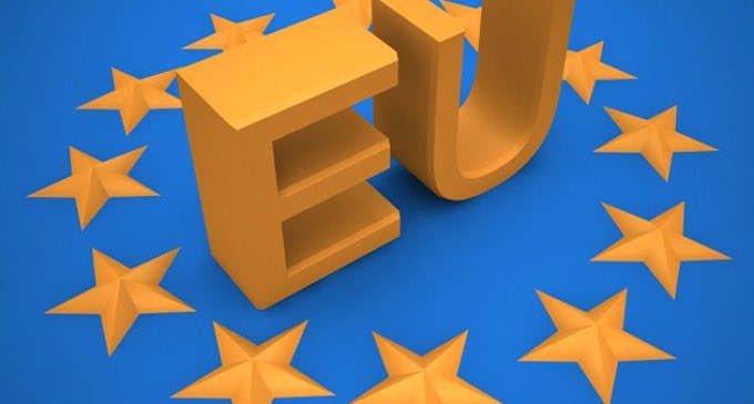 Destilación de crisis. Programas nacionales de apoyo al sector vitivinícola. La Comisión aprueba medidas para aplicar la medida de cosecha en verde aplazando plazo presentación de solicitudes entre el 15 de abril y el 31 de julio. Comisión Europea. Reglamento 2023/1317