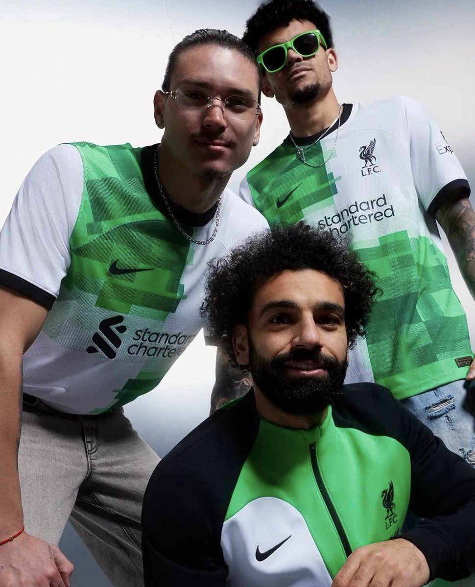 ActuFoot_'s tweet photo. 🚨 OFFICIEL ! Nike dévoile le nouveau maillot extérieur de Liverpool. 🟢⚪️

Vous lui mettez quelle note sur 10 ? https://t.co/JhCb8Um17C