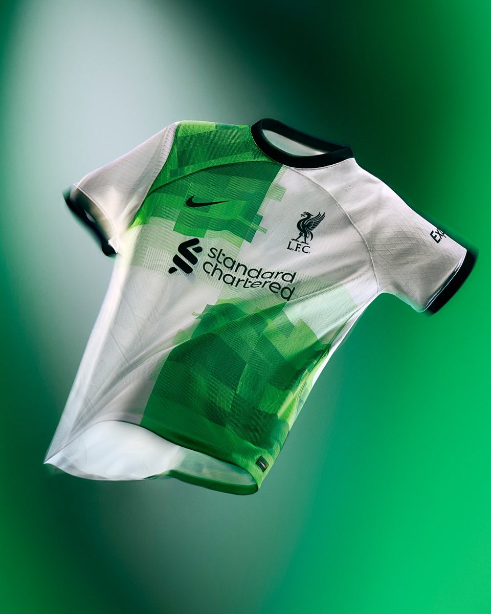 ActuFoot_'s tweet photo. 🚨 OFFICIEL ! Nike dévoile le nouveau maillot extérieur de Liverpool. 🟢⚪️

Vous lui mettez quelle note sur 10 ? https://t.co/JhCb8Um17C