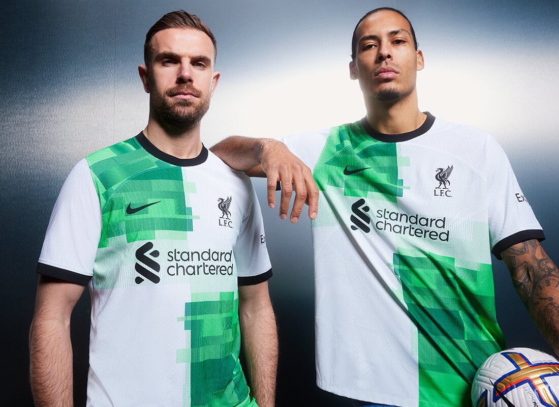 ActuFoot_'s tweet photo. 🚨 OFFICIEL ! Nike dévoile le nouveau maillot extérieur de Liverpool. 🟢⚪️

Vous lui mettez quelle note sur 10 ? https://t.co/JhCb8Um17C