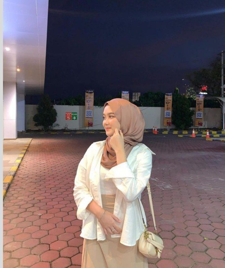 inspirasi outfit nongki ma ayang
cakep banget siii ootd nya😭‼️
super duper bagus outfitnya🤩
Mari kita spill🥰 

kemeja shope.ee/7KSod22mu0

rok shope.ee/7UmEpL29Z3

tas shope.ee/7f5f1e1WE6

hijab shope.ee/7pP5Dx0st9