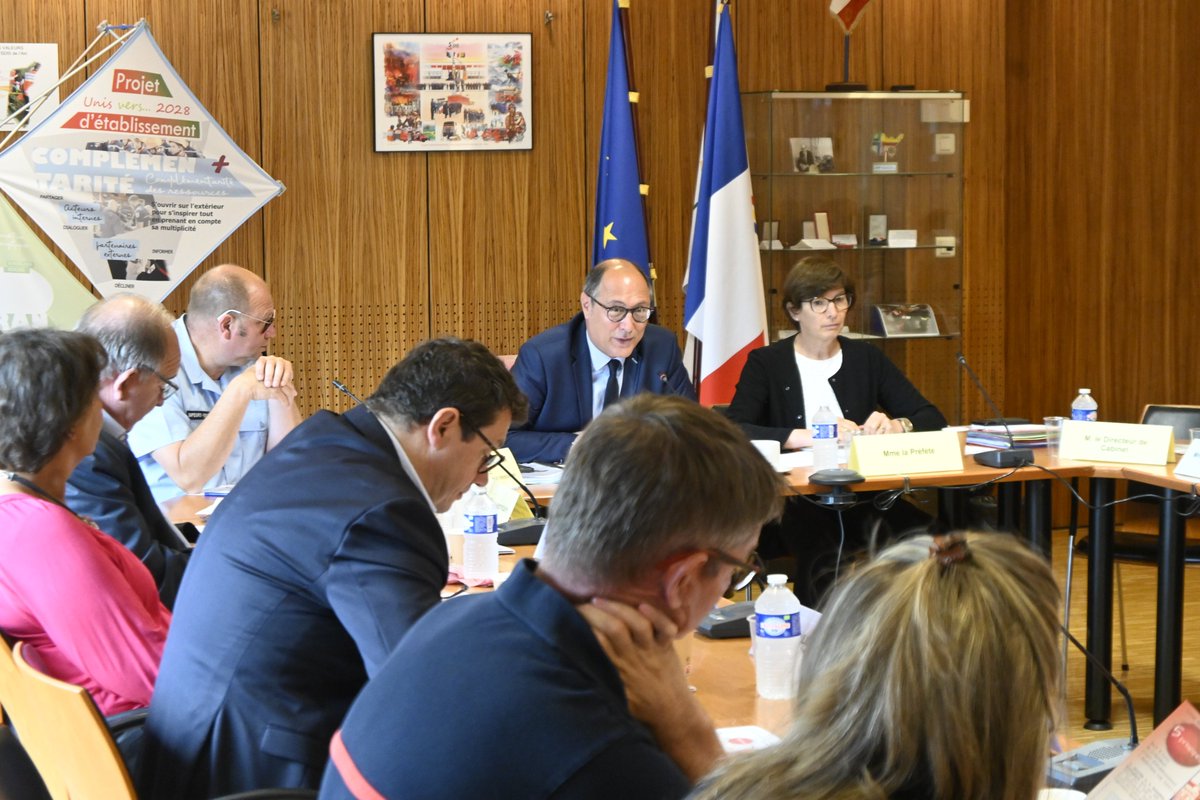 sdis01's tweet photo. Lors du conseil d'administration de ce vendredi, le référent départemental Mixité et lutte contre les discriminations et celui en Sureté et sécurité ont pris place autour de la table et assisteront désormais aux prochaines séances.
Le Président du CA a salué ces 2 missions et rappelé également en introduction le lancement de la campagne feux de forêts 2023 avec @Prefet01  appuyant une communication de prévention et les moyens importants du SDIS investis.

Ont par ailleurs été approuvés lors de cette séance, l'achat entre 2023 et 2026 de 20 engins incendie dédiés à la lutte contre les feux de forêts financés à 50 % par le contrat interministériel des pactes capacitaires feux de forêt et par le plan pluriannuel d'investissement du SDIS de l'Ain financé à 100 % par le @Departement_AIN . Ces nouveaux moyens viennent renforcer notre réponse opérationnelle en apportant une polyvalence nouvelle.