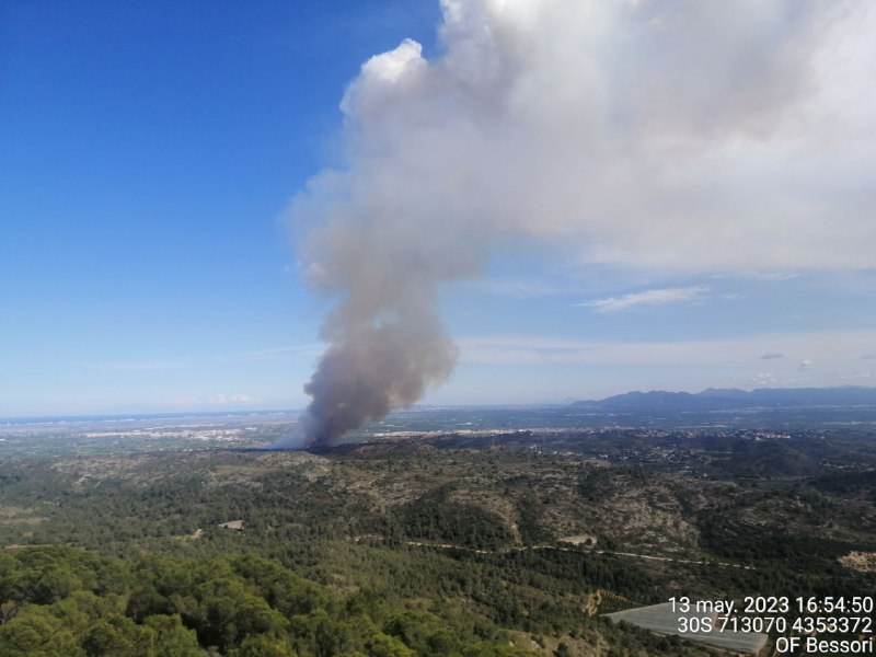 Mario_72's tweet photo. @ferrandalmau78 @Pauguarque L'incendi forestal d'Alfarp de 13 de maig (15:01), amb 21,32 hectàrees, també generà un pyrocumulus preciós en menys de 2 hores, després de recórrer 1 km interactuant amb interfície urbà forestal.
I perquè no tenia més que menjar ...
#iiff #IUF #WUI #IFAlfarp #prevencion https://t.co/3P2HEJrOLN