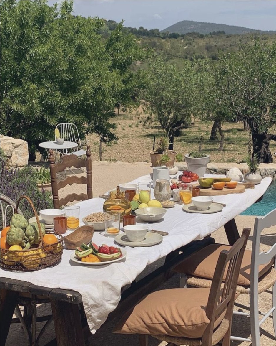 agahaydin's tweet photo. Olgun insan, başladığı gibi bitirir.
Tatil yaptığı yeri enkaza çeviren biri, sevdiklerinden ayrılırken de geride bir enkaz bırakır. Bir kişi mekânlara, nesnelere ne yapıyorsa sevdiklerine de onu yapacaktır. Çöpünü toplamayan insandan sevgili olmaz.
Nasıl başladıysak öyle bitsin! https://t.co/cPDgae3F2d