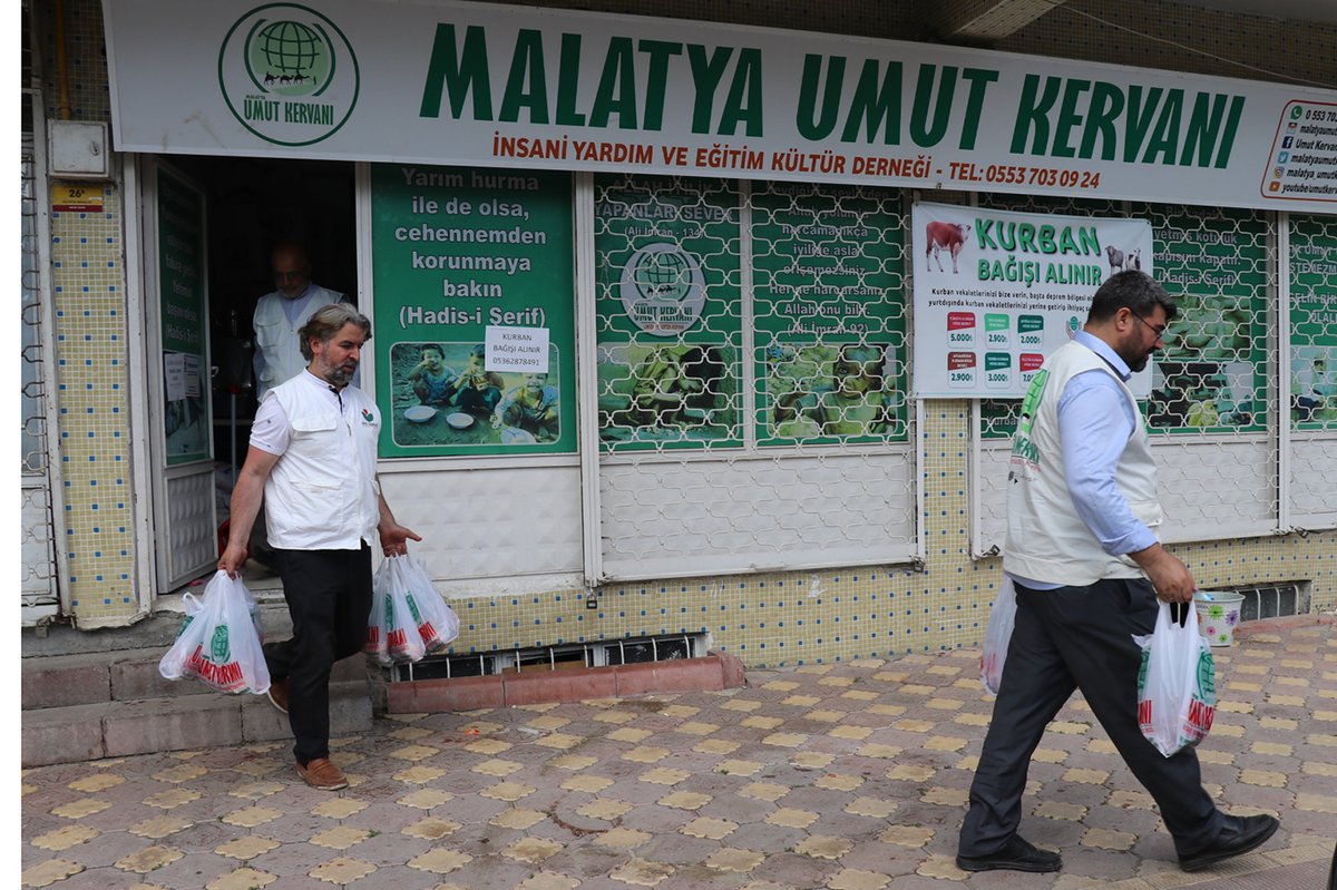 umutkervanivkf's tweet photo. Malatya - #Kurban2023

Umut Kervanı olarak vekaletle kestiğimiz kurbanların etlerini, depremin ağır tahribat oluşturduğu Malatya’da çadır kentlerde kalan depremzede kardeşlerimize ulaştırmaya başladık.

#KurbanınızUmutOlsun https://t.co/FjuU2l9L4L