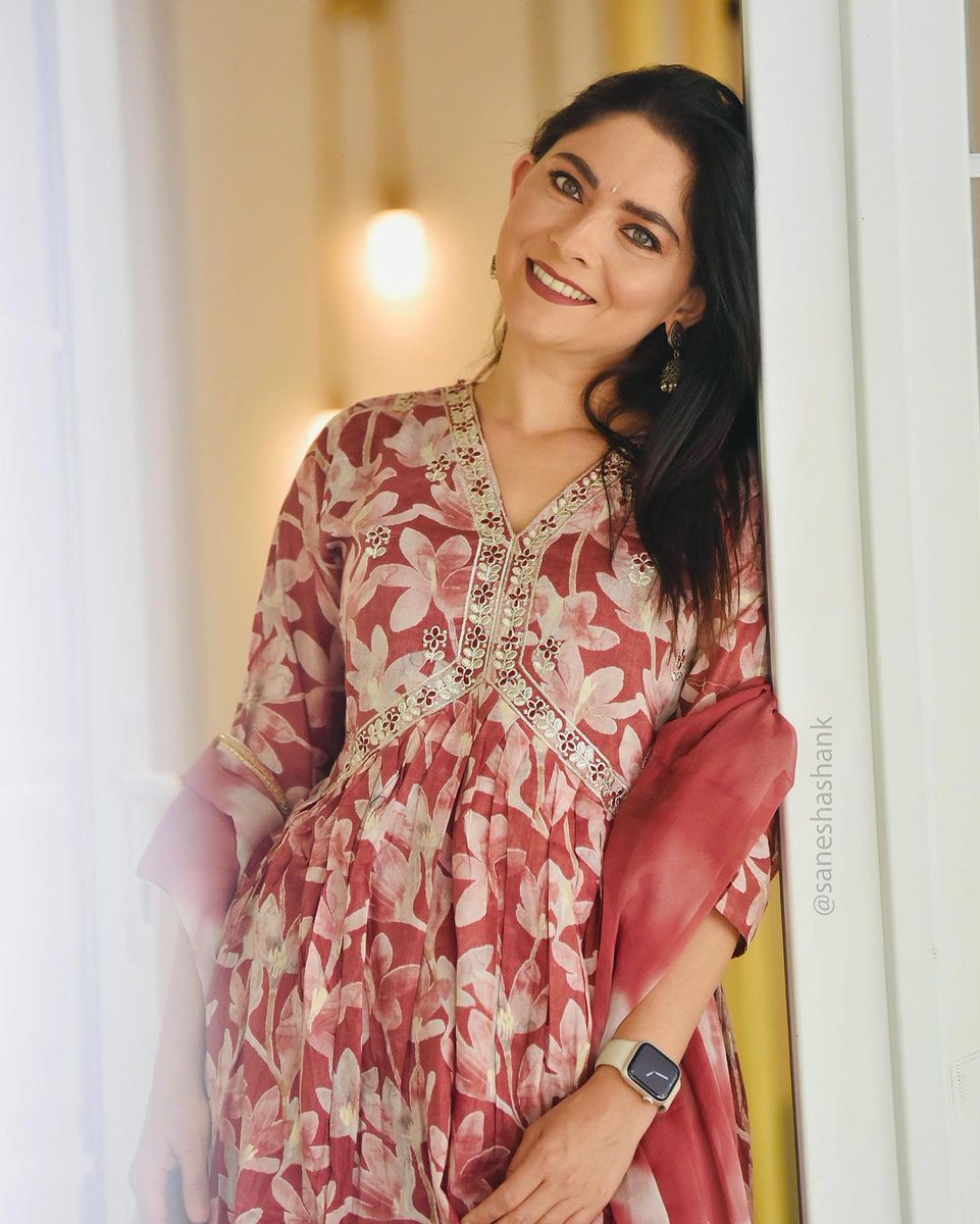 Samadha53401346's tweet photo. @sonalee18588 ..... थी मलंग वो .
अपने रंग
घुमे फिरे झूमे नाचे.
.
Outfit - @futarichhori Hair @tothenines_salon Makeup by - @shrutisharma1002 Location - @tothenines_salon
Photographer - @saneshashank
#sonaleekulkarni #instagram #instagood #style
#marathimulgi https://t.co/itBglL3Ubd