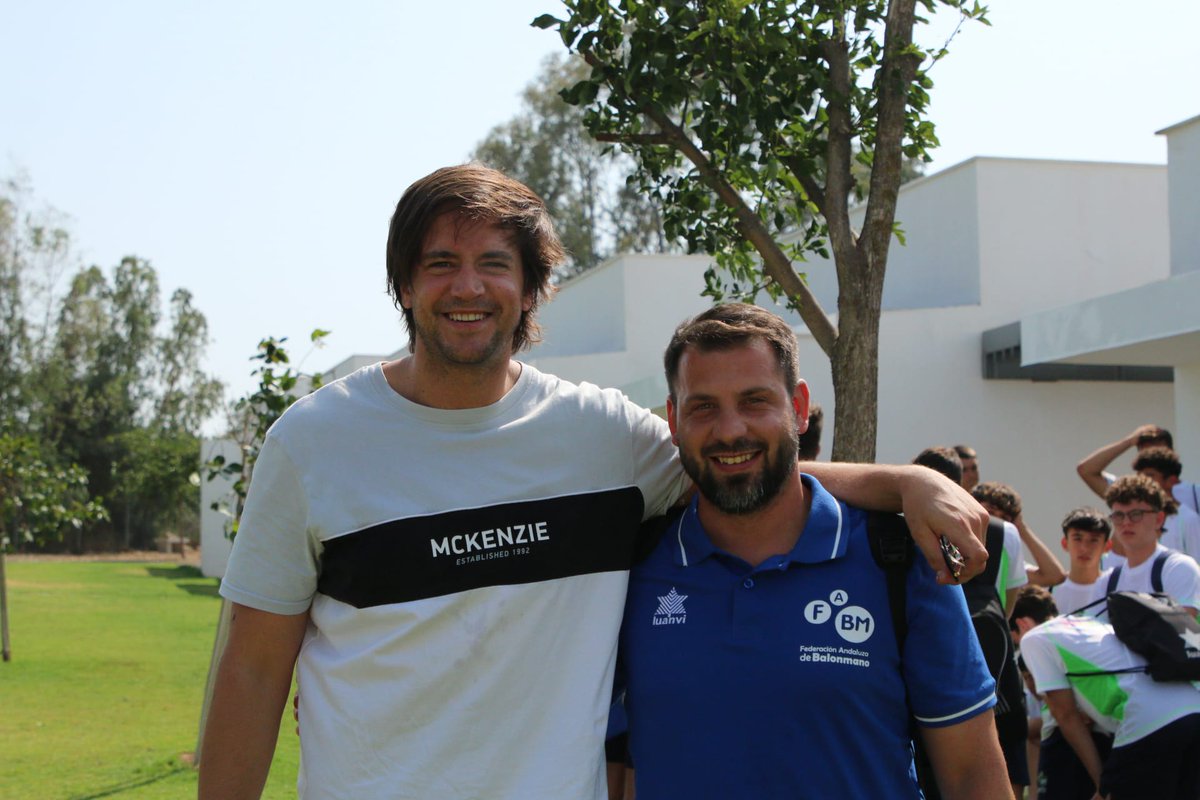 👋 Hola <a href="/LuisfeReina/">Luis Felipe J.Reina</a> 

🤩Ayer el jugador del <a href="/AngelXimenezBM/">BM Cajasol Ángel Ximénez Puente Genil</a>  estuvo presente en el #XIXCampusBM dándole una 𝙢𝙖𝙨𝙩𝙚𝙧𝙘𝙡𝙖𝙨𝙨 a las promesas de nuestro deporte

#⃣ #BalonmanoAndalucía 🇳🇬