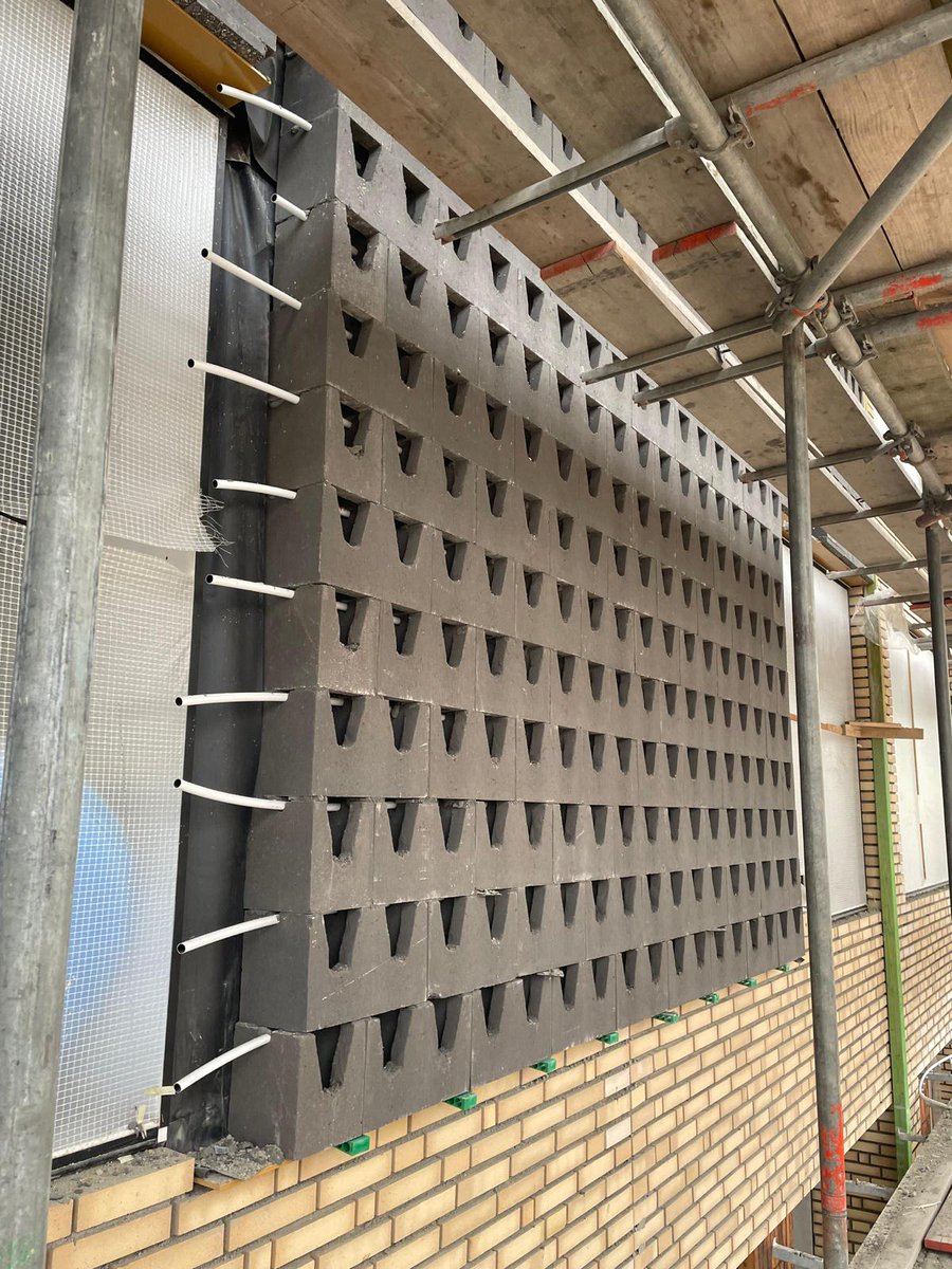 BIABeton's tweet photo. Een nieuwe groene gevel wordt gerealiseerd onder begeleiding van GDS keramiek in Delft. Wilt u meer informatie neem contact op met GDS Keramiek te Delft https://t.co/5P99IQ5MB7 https://t.co/7agZZv7mlW