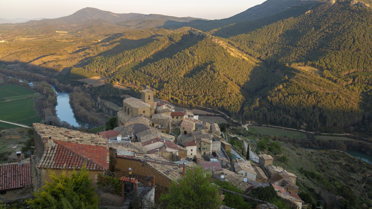 VisitNavarra's tweet photo. Hoy os traemos cultura por los cuatro costados a través de esta increíble ruta por Leyre, Javier y Sangüesa 😍 

Amantes del turismo cultural, tomad nota porque no podéis perderos los tesoros que vamos a presentaros a continuación 👇

https://t.co/hLVgz99pQh

#VisitNavarra https://t.co/3AtyRNGwJp