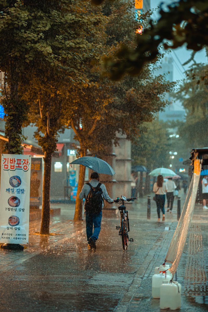 jongwoo_me's tweet photo. 장마의 시작. ☔️ https://t.co/ChNaEAdSMD