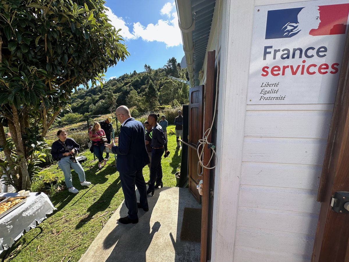 La 5G s’installe à Mafate ! Coup d’envoi depuis la maison France Services à La Nouvelle par André Martin, Directeur Général d’Orange Réunion Mayotte, en présence de Christopher Camachetty, élu de quartier à Mafate, de Claude Céleste, élu au numérique de la ville de la Possession.