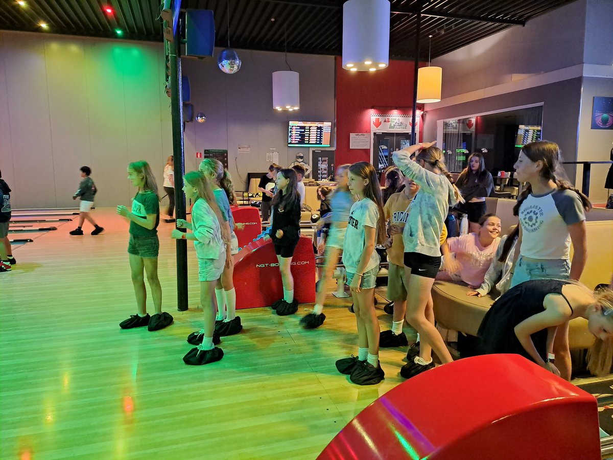 MusicNewland's tweet photo. What an evening! The children had a whale of a time. #newlandhousechoirtour #newlandhouse #choir #Belgium #Antwerp #keepbowlingbowlingbowling https://t.co/ZnWrdV2E6i