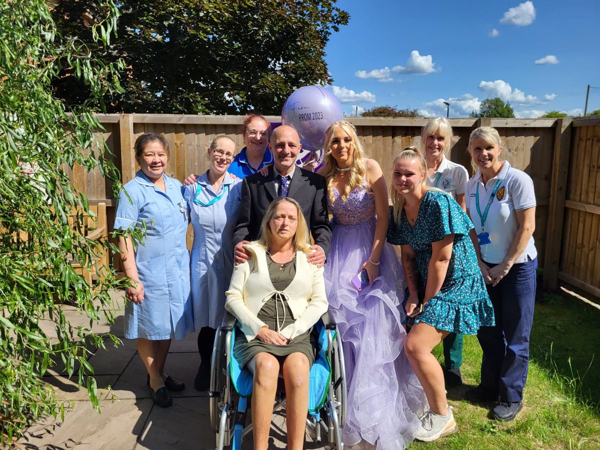 Lovely visit today to the Stroke Garden with Fern looking very beautiful having a pre prom get together with her Mum! #preciousmoments <a href="/WHHNHS/">WHH 🏥</a>
