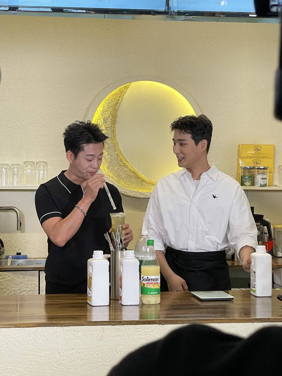 커피프린스 걸차속 지점 오픈 준비! 두둥!

이건 걍 프린스다🤴 프린스가 만들어주는 커피 마실 사람?
오늘부터 줄서서 오픈런 들어갑니다🏃‍♀️

내일 오후 8시 [Grr MUSIC] 유튜브 채널에서 확인!

<a href="/day6official/">DAY6</a>

#YoungK #영케이
#DAY6 #데이식스
#걸어서차트속으로 #걸차속