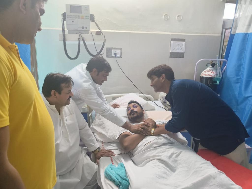 Ravinder_ASPK's tweet photo. ये करोड़ों लोगों की दुआ का असर है कि भाई सकुशल है सुरक्षित है  कि कायरो के द्वारा किए गए कायराना   हमले भी करोड़ो लोगो की बुलंद आवाज , न्याय की आवाज को दबा नही सकते है पुरे देश का गुर्जर समाज भी  एड चंद्रशेखर आजाद जी के साथ है ये षड्यंत्र रचकर भी हमारी एकता को नही तोड़ सकते है जय मिहिर जय भीम