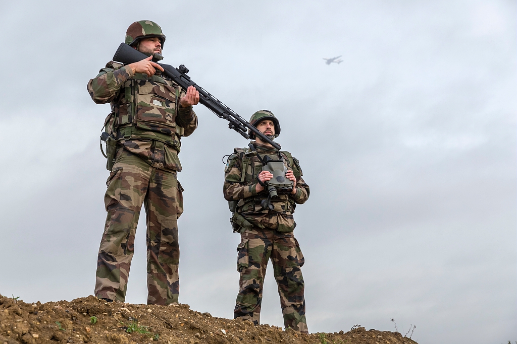 CEM_AAE's tweet photo. Je félicite mes Aviateurs pour la protection du ciel #DPSA du @Salondubourget et la coordination interministérielle de la #LAD. 125 sorties #Rafale, #PC21, #Fennec et #Awacs. 13 détections de drones et 8 interpellations de télés-pilotes. Aucun incident majeur. #SIAE 
@Armees_Gouv https://t.co/MVIRzIIiAw