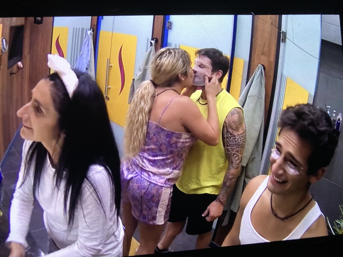 Angel7Alexis's tweet photo. EL BESO 😭
#LaCasaDeLosFamosoMexico https://t.co/YfpIF0KPLn