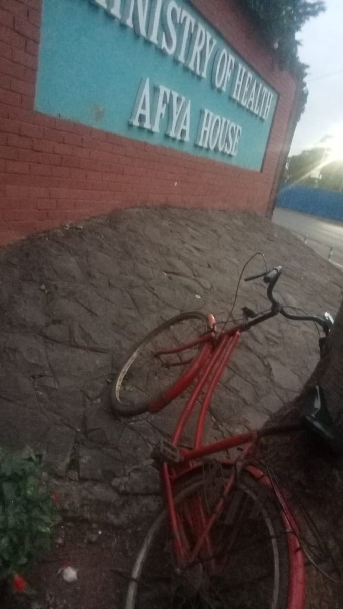 Interns can be hilarious 😂😂

So there this intern who has been posted to Isiolo.

He cycled all the way from Kisii to Nairobi to pick his appointment letter, then later to Isiolo., all the while updating his colleagues at every stop.

My days, ooh my days😂😂