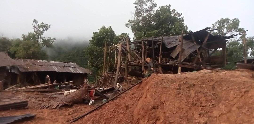 KarenniHR's tweet photo. The SAC targeted booming civilians target five villages in Hprusoe and Hpawsaung township between 25 to 28 June. 5 civilians were killed and 4 injured. Up to 20 buildings of school, church and house were destroyed. At least 1000 civilians fleed from their villages as IDP. https://t.co/Sig6YqxHQ9