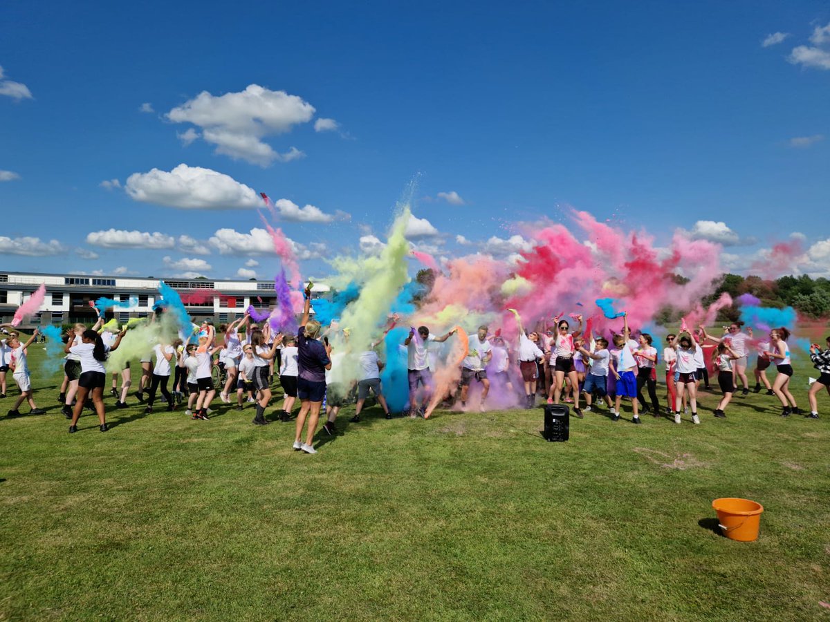 BurnleySSP's tweet image. Great scenes and just good fun at our @YourSchoolGames  Y6/7 colour run!  New Year 6 children had the opportunity to meet all their new PE teachers from Unity College, children from other schools and some of their Y7 peers before they start in September
#positiveexperiences #fun