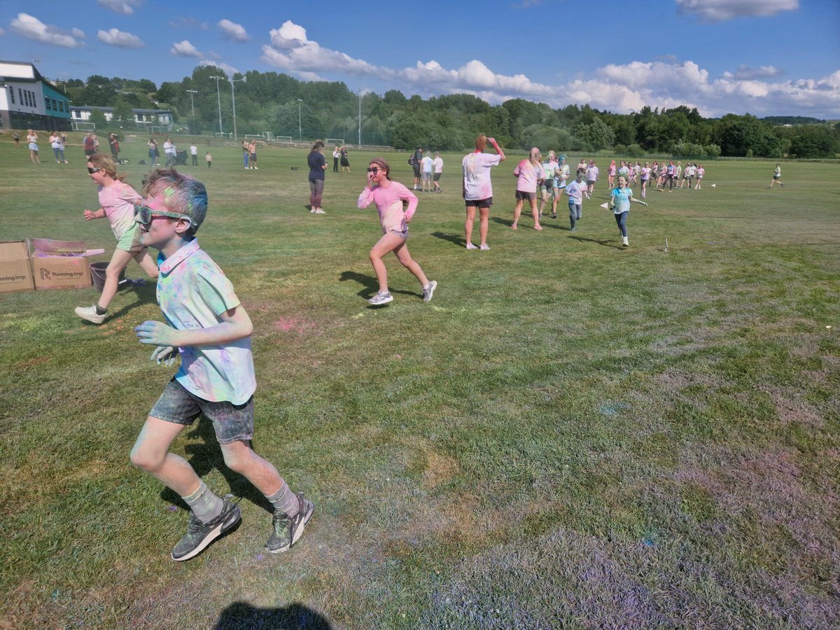 BurnleySSP's tweet image. Great scenes and just good fun at our @YourSchoolGames  Y6/7 colour run!  New Year 6 children had the opportunity to meet all their new PE teachers from Unity College, children from other schools and some of their Y7 peers before they start in September
#positiveexperiences #fun