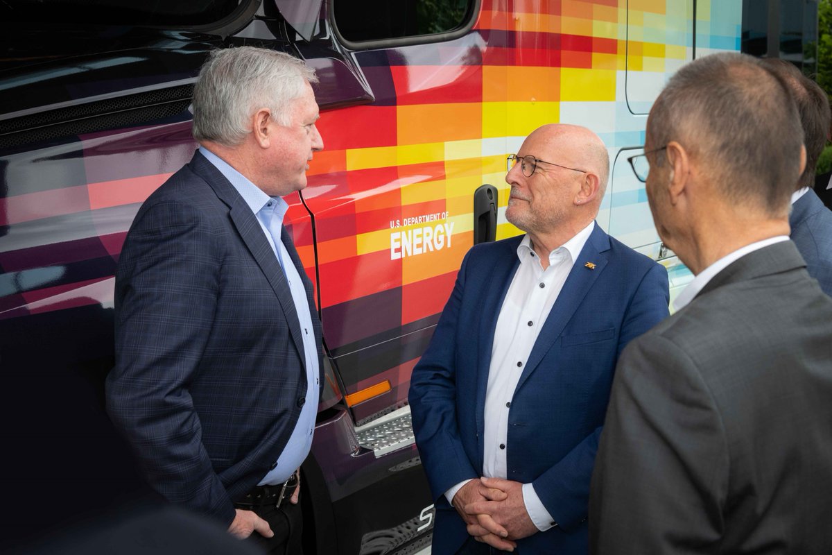 From Baden-Wuerttemberg to Portland: Two weeks ago, Winfried Hermann, the Minister of Transport of Baden-Wuerttemberg, visited @DaimlerTruckNA in Portland, USA. During a successful visit, the group was able to learn first-hand about our #products and #strategy. 

#DaimlerTruck