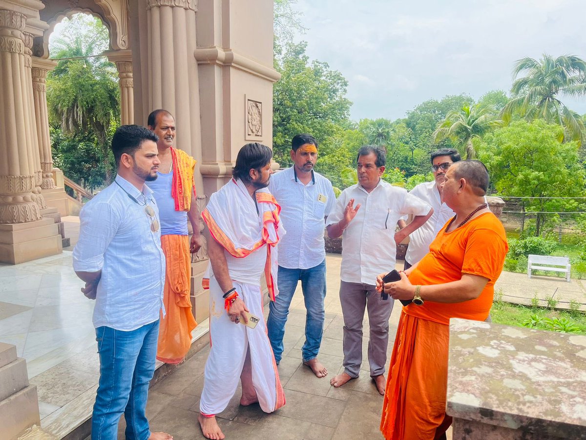 Dr Nishikant Dubey (@nishikant_dubey) on Twitter photo देवघर के नौलखा मंदिर के पत्थरों की सफ़ाई,उसमें बगीचे,फ़व्वारे की कार्ययोजना के लिए आर्किटेक्ट की टीम ने कार्य शुरू किया देवघर के नौलखा मंदिर के पत्थरों की सफ़ाई,उसमें बगीचे,फ़व्वारे की कार्ययोजना के लिए आर्किटेक्ट की टीम ने कार्य शुरू किया