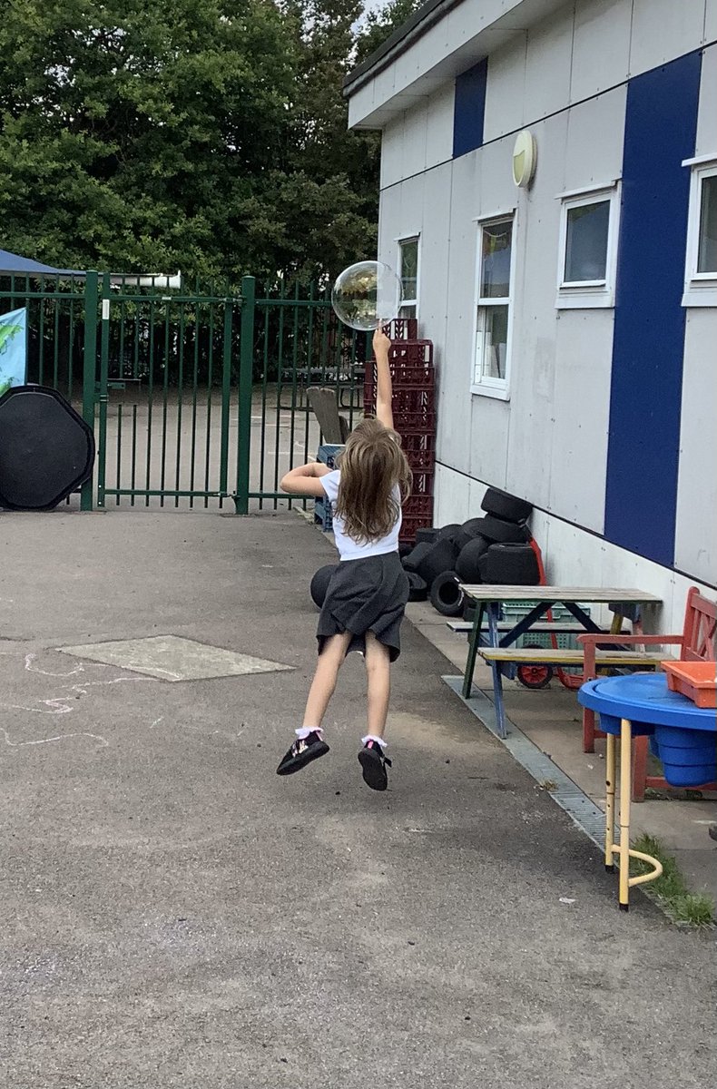 SomersEYFS's tweet photo. Up, up and away! This magical photo is filled with so much joy ❤️
#eyfs #teamsomers https://t.co/9KG62vNfy7