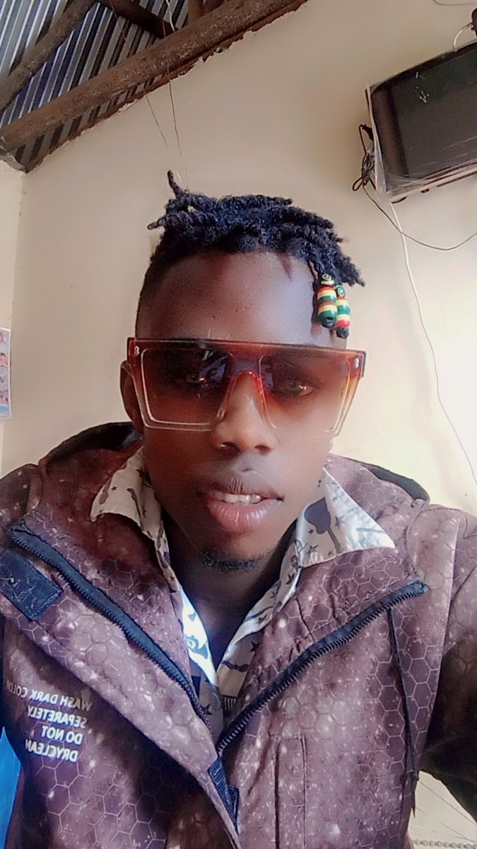 MubejjaG's tweet photo. DIANE KITON ug New artist in ug my New song OLI WAKABINAKO Adio out dis time saching  , https://t.co/Wjmo2YvdAn