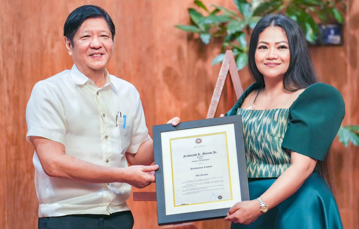bongbongmarcos's tweet photo. Saludo tayo sa ating mga healthcare worker na patuloy tayong pinabibilib sa kanilang pambihirang tapang, husay, at masalakit!

Kahapon, personal nating pinasalamatan si Ms. May Richell Cestina-Parsons na kilala sa buong mundo bilang kauna-unahang nag-administer ng Pfizer-BioNTech COVID-19 noong December 2020. Bilang pagpaparangal sa kanyang kontribusyon, isang Presidential Citation ang ating iginawad upang magsilbing inspirasyon sa bawat Pilipino saan man sa mundo.