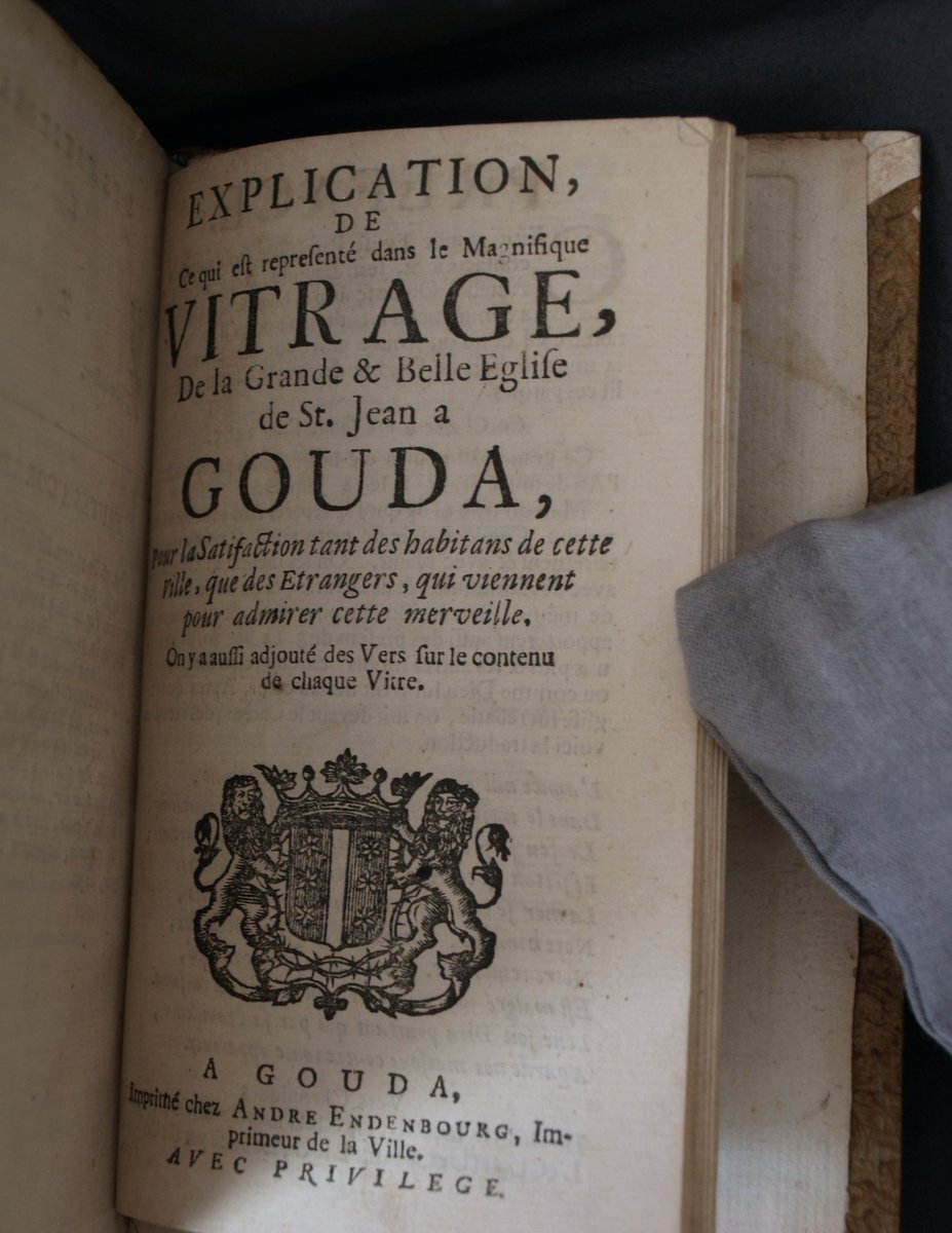 Achter een 18e eeuwse reisgids over Amsterdam zit dit boekje over de Goudse glazen bij gebonden.