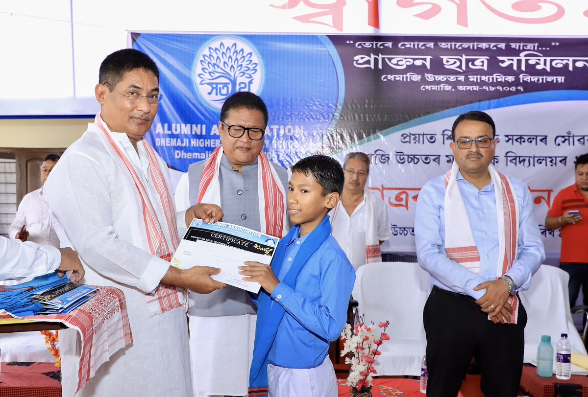 ranojpeguassam's tweet photo. The Alumni Association of Dhemaji HS School has done commendable job of giving scholarships to the poor but meritorious students of the school. Today, MP @PradanBaruah, MLA @BhubonPegu , @dhemaji_dc and I had the pleasure to hand over the scholarships to the students. 15 students each will receive ₹500/- per month. @CMOfficeAssam