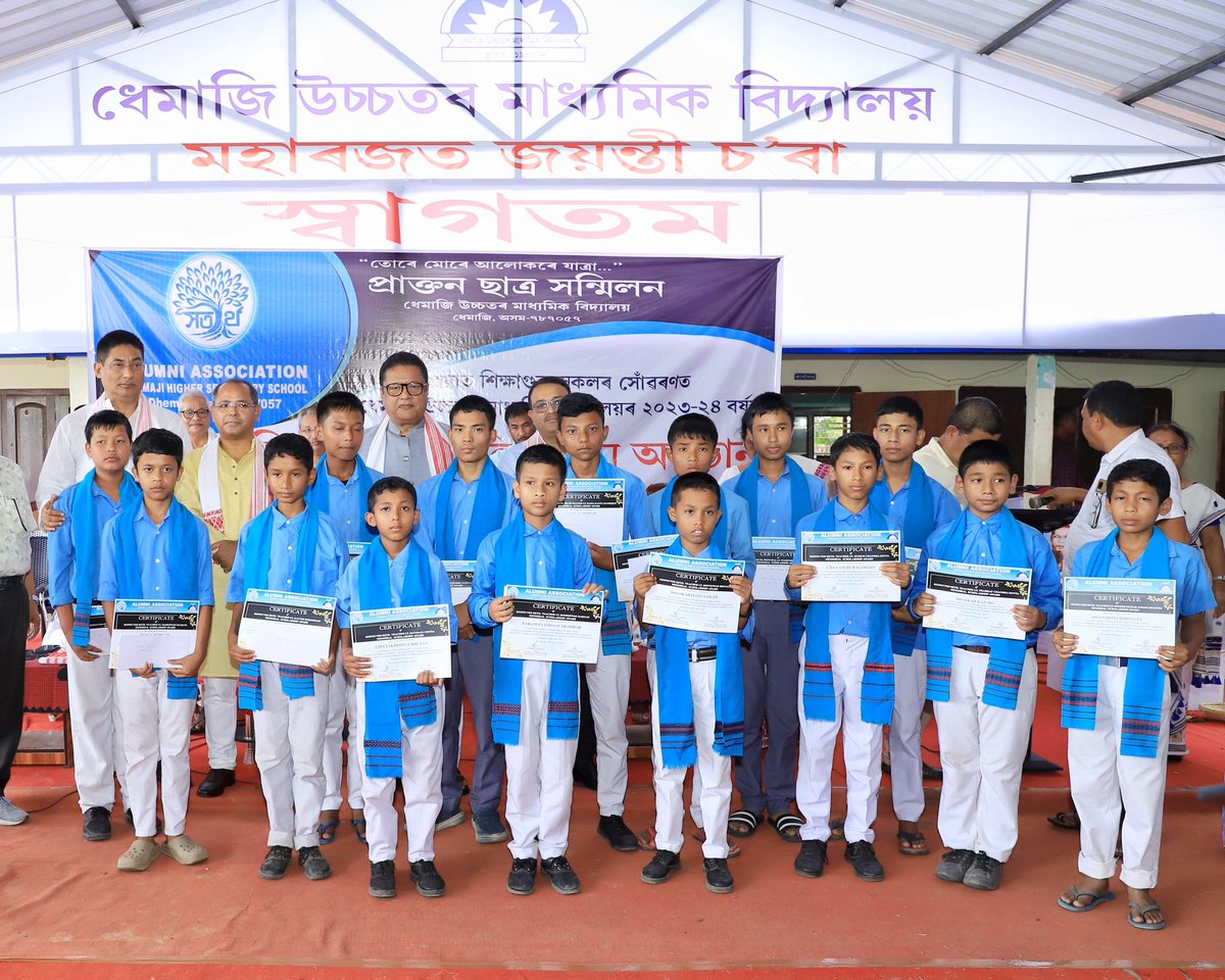 ranojpeguassam's tweet photo. The Alumni Association of Dhemaji HS School has done commendable job of giving scholarships to the poor but meritorious students of the school. Today, MP @PradanBaruah, MLA @BhubonPegu , @dhemaji_dc and I had the pleasure to hand over the scholarships to the students. 15 students each will receive ₹500/- per month. @CMOfficeAssam