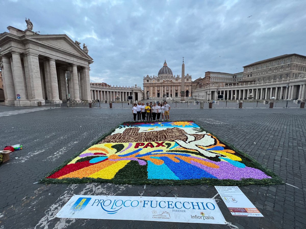 infioratafucecc's tweet photo. #infiorata realizzata a Roma dagli #infioratori di Fucecchio https://t.co/pdIChFdY4C